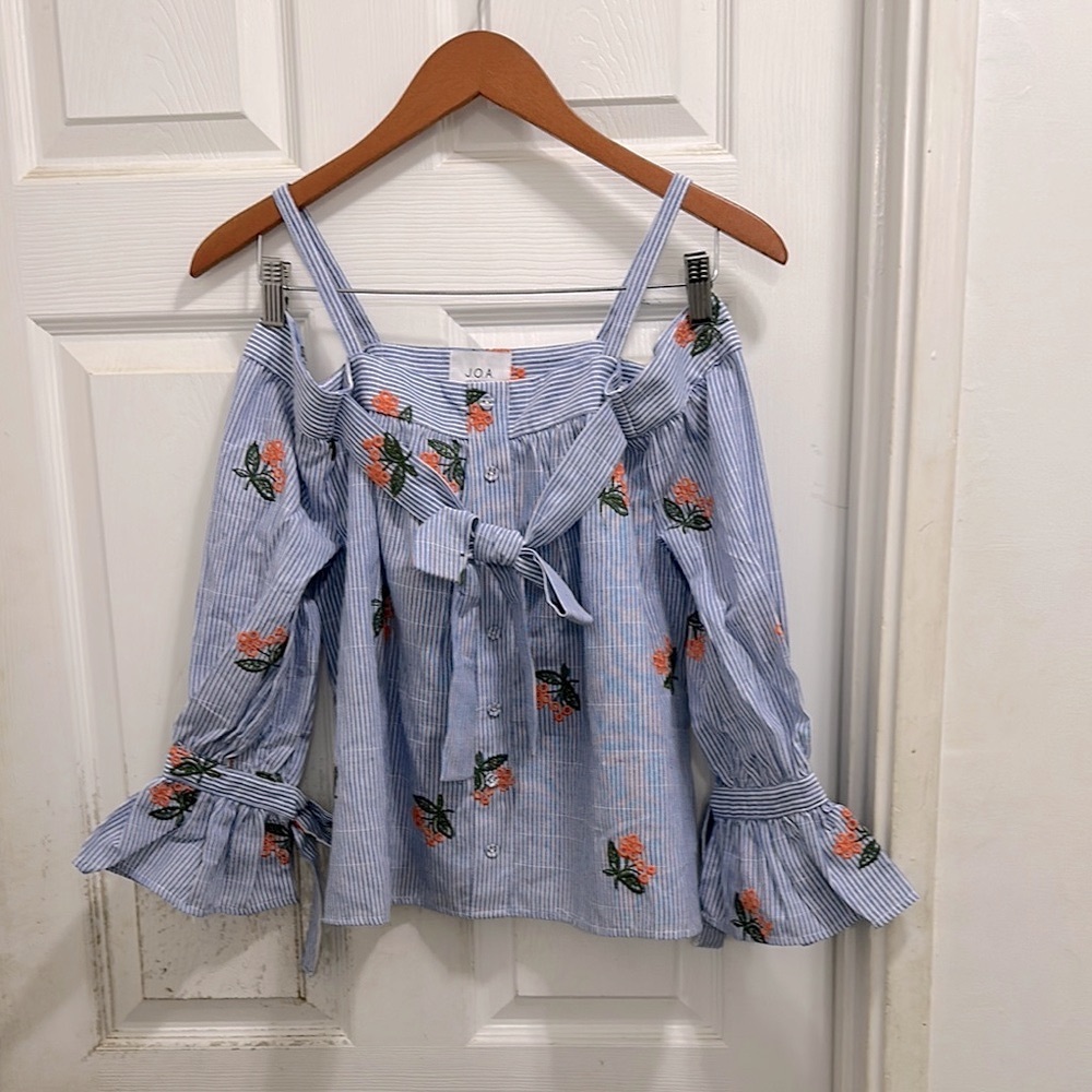 J.O.A. Blue Striped Cold Shoulder Flutter Sleeve Tie Front Blouse nwt